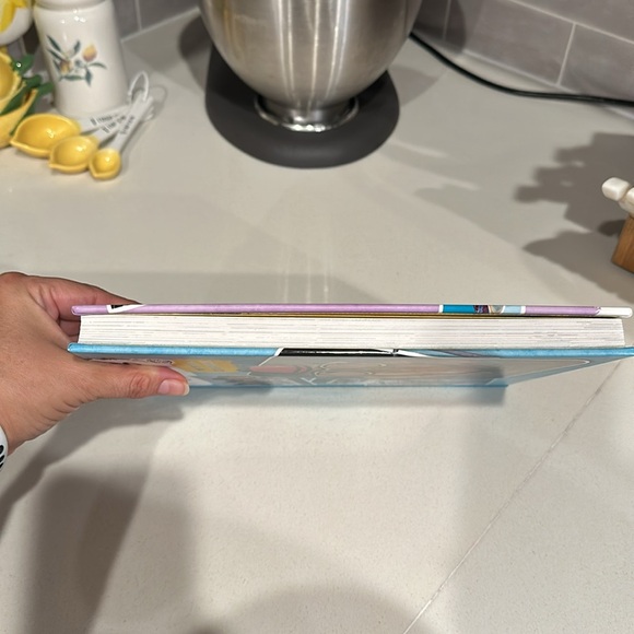 Friends The Official Cookbook NWT - Picture 5 of 6